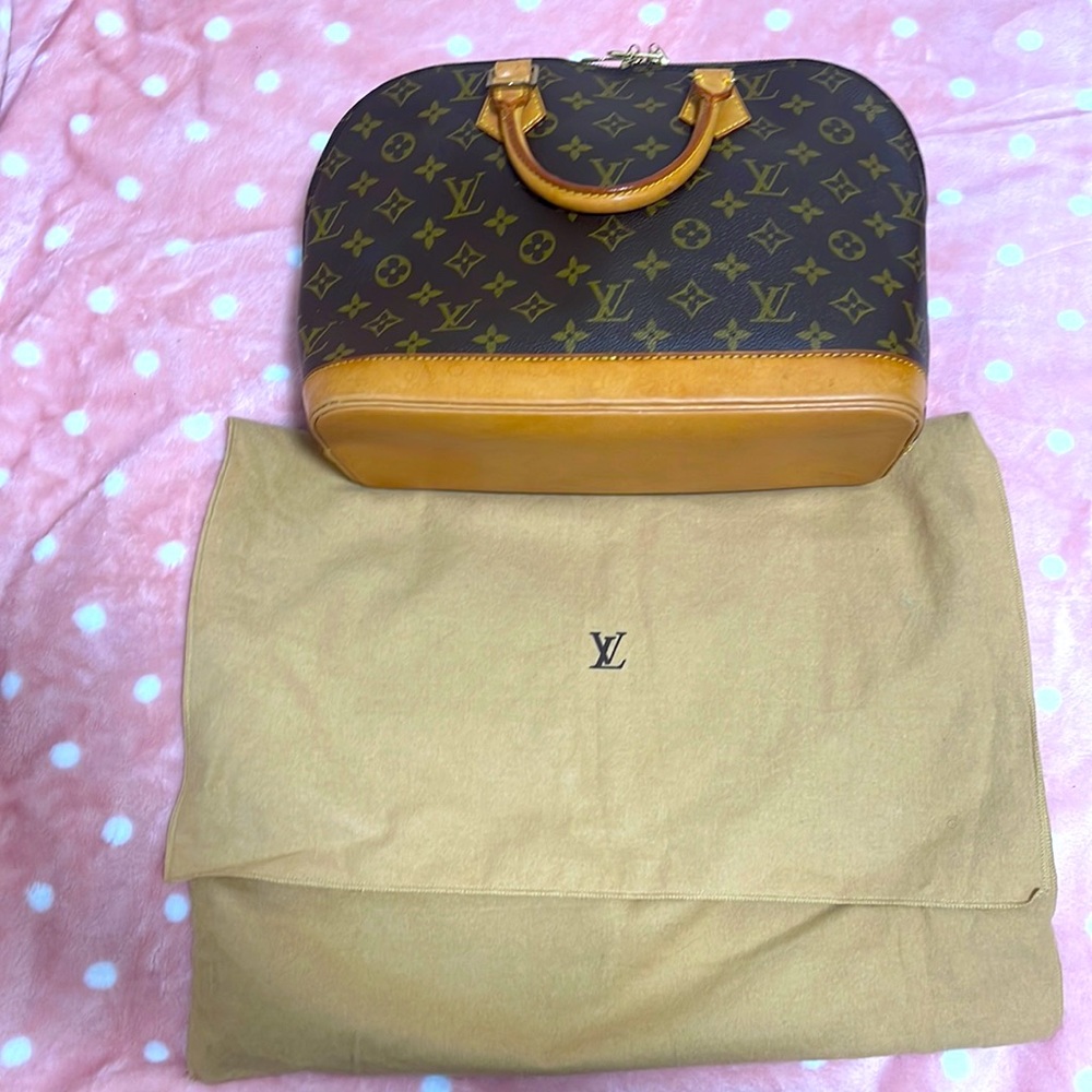 Authentic Louis Vuitton
Alma Handbag Monogram Canvas MM